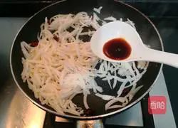 Illustration of how to stir-fry shredded radish 12