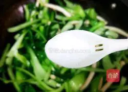 Illustration of how to stir-fry green vegetables with white jade mushrooms 8