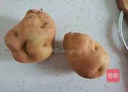 Illustration of how to make spicy cumin potato chips 1