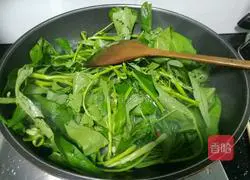 Illustration of how to make garlic water spinach 3