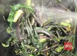 Illustration of how to stir-fry red cabbage and moss 6