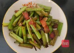 Illustration of how to stir-fry celery and lily 7