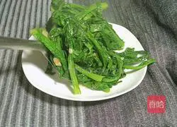 Illustration of how to stir-fry lettuce sprouts with garlic 6