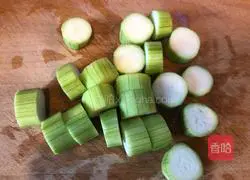 Illustration of how to make steamed loofah with garlic 1