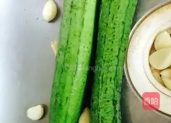 Illustration of how to make stir-fried loofah 1