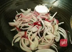 Illustration of how to stir-fry broccoli with onions 8