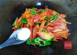 Illustration of how to make green pepper and carrot slices 10