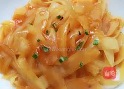 Illustration of how to make potato slices with tomato sauce 4