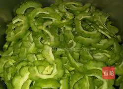 Illustration of how to make bitter melon and autumn fungus 1