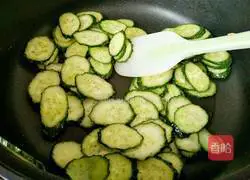 Illustration of how to make stir-fried cucumber slices 4