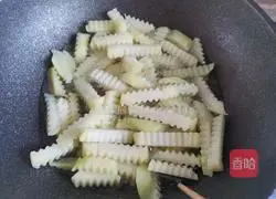 Illustration of how to make spicy cumin potato chips 6