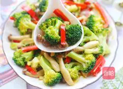 Illustration of how to stir-fry broccoli and mushrooms 12