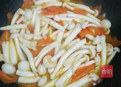 Illustration of how to make fried carrots with seafood mushrooms 3