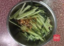 Illustration of how to mix enoki mushrooms with cucumber 8