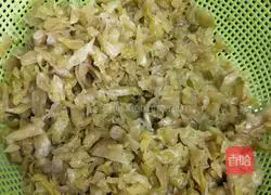 Illustration of how to make fried pickled cabbage 1