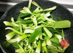 Illustration of how to make stir-fried chicken vegetables 4