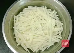 Illustration of how to make cold potato and carrot shreds 8