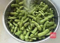 Illustration of how to cook edamame in salt water 3