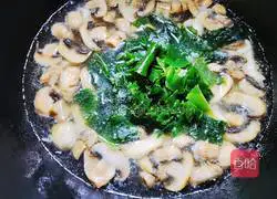 Illustration of how to make mushroom, tofu and wakame soup 7
