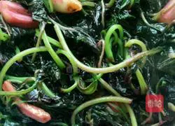 Illustration of how to stir-fry amaranth with garlic 3