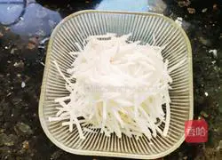 Illustration of how to make jellyfish shreds mixed with radish 3
