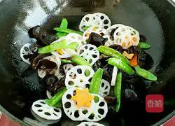 Illustration of how to make lotus pond stir-fry 7
