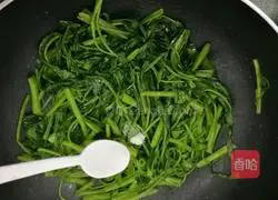 Qing Illustration of how to make stir-fried water spinach 4