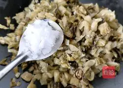 Illustration of how to stir-fry spring bamboo shoots with pickled vegetables 6