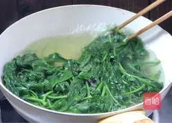 Illustration of how to make spicy water spinach 8