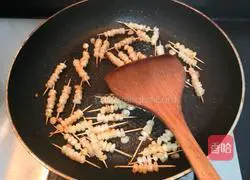 Illustration of how to make toothpick corn skewers 12