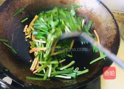 Illustration of how to make fried leeks with dried fragrant seeds 5