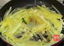 Illustration of how to make cucumber and potato shreds 9