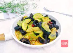 Illustration of how to stir-fry zucchini and fungus 21