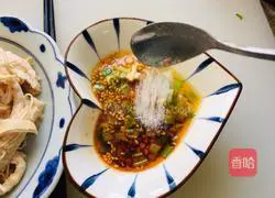 Illustration of how to dip and shred chicken breasts by hand 9