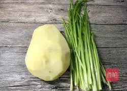 Illustration of how to make fried potato shreds with celery 1