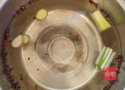 Soak Illustration of how to make pepper chicken feet 2