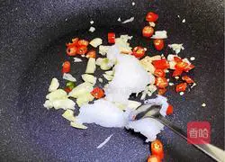 Illustration of how to stir-fry sweet potato sprouts in lard 2