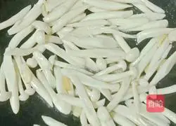 tomato Illustration of how to make white jade mushroom stewed tofu 7