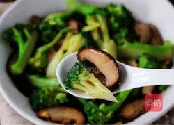 Illustration of how to stir-fry mushrooms with broccoli 12