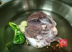 Illustration of how to make cold hand-torn pig heart 1