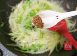 Illustration of how to make green pepper and potato shreds 12