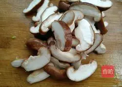 Illustration of how to stir-fry mushrooms with rapeseed 5