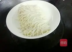 How to steam enoki mushrooms with chopped peppers Illustration 5