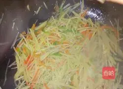 Illustration of how to make green pepper and potato shreds 10