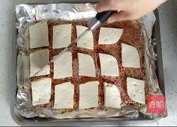 Illustration of how to make spicy grilled tofu that is crispy on the outside and tender on the inside 8