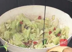 Illustration of how to stir-fry cabbage 8