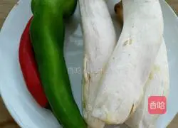 Illustration of hand-shredded king oyster mushrooms 1