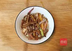 Illustration of how to make broad beans with scallion oil 5