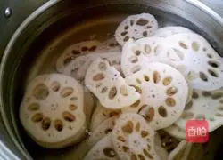 Illustration of how to make spicy cold lotus root slices 3