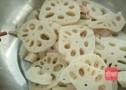 Illustration of how to make spicy hotpot lotus root slices 4